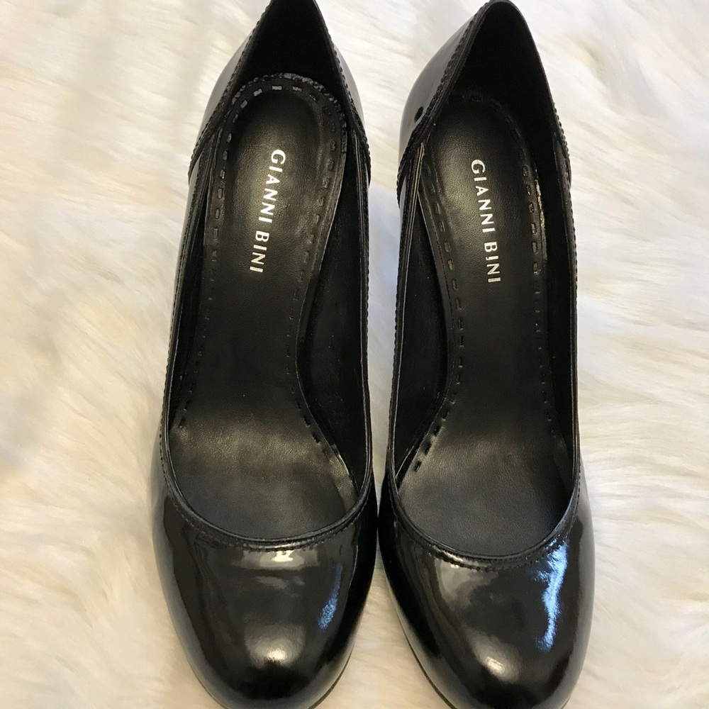 **SOLD** Gianni Bini black pumps